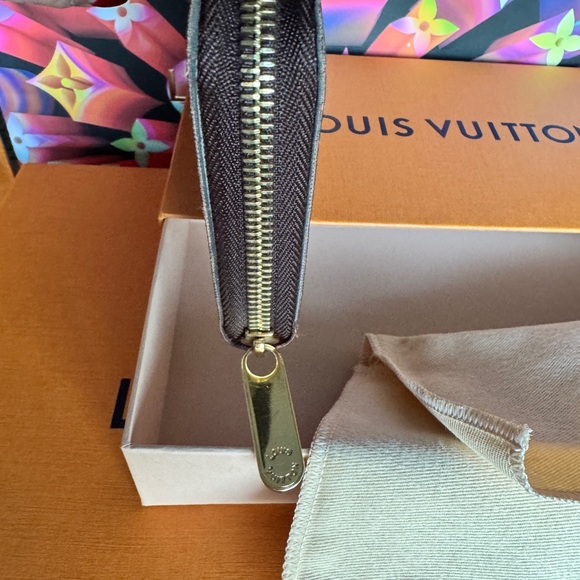 Louis Vuitton's Zippy Organizer Wallet - Picture 6 of 12